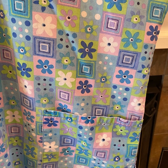 Scrub H.Q. Ladies Sz Small Top Multicolor Circular Flowers - Picture 3 of 7